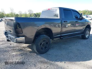 2018 Ram 2500 Tradesman z VIN 3C6UR5CL1JG390282, wystawiony jako IAAI lot #42133001 z przebiegiem 256 087 mil mil oraz . Historia ofert i sprzedaży dostępna na DreamBid. Obrazek 4.