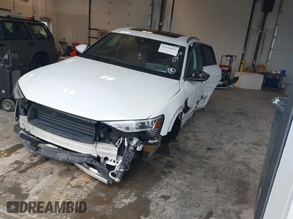 2019 Audi e-tron Premium Plus с VIN WA1LAAGE4KB023803, выставлен на аукционе IAAI как лот 42184693 с пробегом 30 746 миль миль и . История ставок и продаж доступна на DreamBid. Изображение 17.