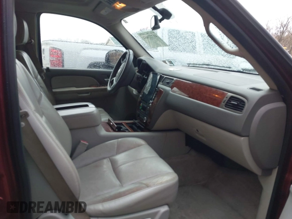 2008 Chevrolet Suburban LTZ with VIN 1GNFK16368R200844, listed as a IAAI auction lot 41722464 with 381,802 mi miles. Bid and sale history available at carsss.com. Image 5.