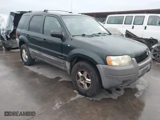 2001 Ford Escape XLT with VIN 1FMCU03101KC25039, listed as a IAAI auction lot 41900122 with 218,126 mi miles. Bid and sale history available at carsss.com. Image 1.