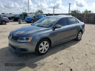 2013 Volkswagen Jetta SE с VIN 3VWDX7AJ3DM383901, выставлен на аукционе Copart как лот 63712955 с пробегом 132 421 миль миль и Чистый • Clean title. История ставок и продаж доступна на DreamBid. Изображение 1.
