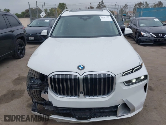 2025 BMW X7 xDrive40i z VIN 5UX23EM06S9X93597, wystawiony jako IAAI lot #42182551 z przebiegiem 6933 mil mil oraz . Historia ofert i sprzedaży dostępna na DreamBid. Obrazek 13.