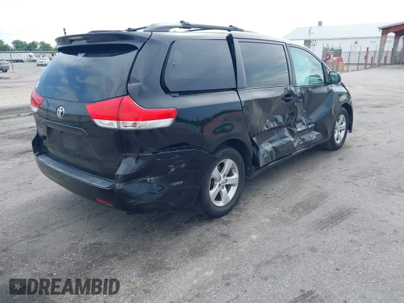 2014 Toyota Sienna LE AAS z VIN 5TDKK3DC1ES506563, wystawiony jako IAAI lot #42108481 z przebiegiem 173 831 mil mil oraz . Historia ofert i sprzedaży dostępna na DreamBid. Obrazek 4.