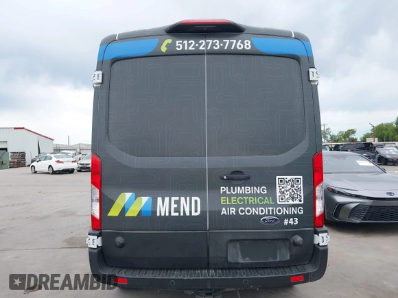 2020 Ford Transit Cargo z VIN 1FTBR1C82LKB46155, wystawiony jako IAAI lot #42437297 z przebiegiem 75 040 mil mil oraz . Historia ofert i sprzedaży dostępna na DreamBid. Obrazek 17.