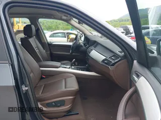 2013 BMW X5 xDrive35i z VIN 5UXZV4C50D0B01294, wystawiony jako IAAI lot #42280518 z przebiegiem 91 804 mil mil oraz . Historia ofert i sprzedaży dostępna na DreamBid. Obrazek 5.