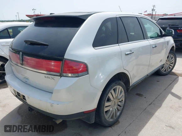 2010 Lincoln MKX z VIN 2LMDJ6JC2ABJ26385, wystawiony jako IAAI lot #42245218 z przebiegiem 238 611 mil mil oraz . Historia ofert i sprzedaży dostępna na DreamBid. Obrazek 4.