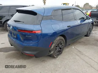 2024 BMW iX xDrive50 z VIN WB523CF05RCN71984, wystawiony jako IAAI lot #41469238 z przebiegiem 45 447 mil mil oraz . Historia ofert i sprzedaży dostępna na DreamBid. Obrazek 4.