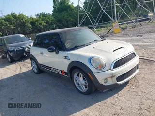 2007 MINI Hardtop S z VIN WMWMF73567TL88079, wystawiony jako IAAI lot #42820770 z przebiegiem Nie podano mil oraz . Historia ofert i sprzedaży dostępna na DreamBid. Obrazek 1.