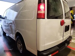 2013 Chevrolet Express Cargo z VIN 1GCSGAFX1D1169555, wystawiony jako IAAI lot #42530668 z przebiegiem 207 358 mil mil oraz . Historia ofert i sprzedaży dostępna na DreamBid. Obrazek 25.
