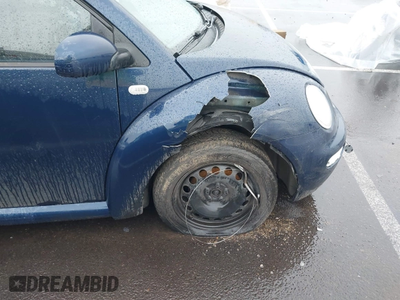 2003 Volkswagen New Beetle Coupe GL with VIN 3VWBK21C03M405877, listed as a IAAI auction lot 41851419 with 226,116 mi miles. Bid and sale history available at carsss.com. Image 6.