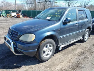2000 Mercedes-Benz M-Class with VIN 4JGAB54E8YA148786, listed as a IAAI auction lot 41831892 with 999,999 mi miles. Bid and sale history available at carsss.com. Image 2.