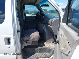1998 Ford Econoline Cargo z VIN 1FTPE24L0WHA26141, wystawiony jako IAAI lot #42222412 z przebiegiem 345 331 mil mil oraz . Historia ofert i sprzedaży dostępna na DreamBid. Obrazek 5.