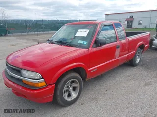2000 Chevrolet S-10 LS with VIN 1GCCS19W3Y8111269, listed as a IAAI auction lot 42087682 with 176,712 mi miles. Bid and sale history available at carsss.com. Image 2.