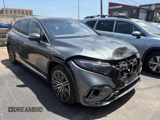 2023 Mercedes-Benz EQS 580 z VIN 4JGDM4EB3PA021318, wystawiony jako IAAI lot #42353889 z przebiegiem 6 044 mil mil oraz . Historia ofert i sprzedaży dostępna na DreamBid. Obrazek 1.