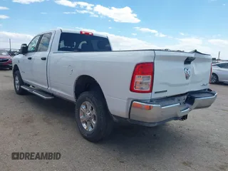 2024 Ram 2500 Big Horn z VIN 3C6UR5JL4RG340524, wystawiony jako IAAI lot #42423835 z przebiegiem 8 690 mil mil oraz . Historia ofert i sprzedaży dostępna na DreamBid. Obrazek 3.