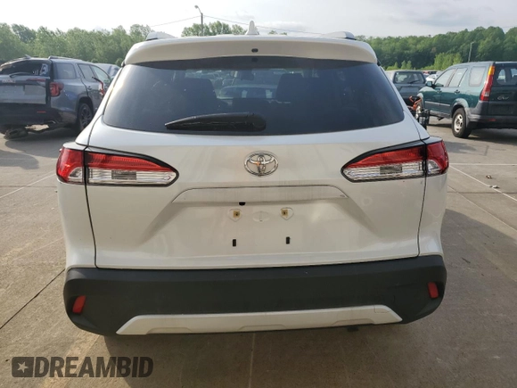 2022 Toyota Corolla Cross LE z VIN 7MUCAAAG0NV034364, wystawiony jako Copart lot #54845725 z przebiegiem 28 200 mil mil oraz Szkody całkowita. Historia ofert i sprzedaży dostępna na DreamBid. Obrazek 6.