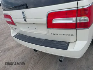 2007 Lincoln Navigator z VIN 5LMFU27587LJ21193, wystawiony jako IAAI lot #42474551 z przebiegiem 132 792 mil mil oraz . Historia ofert i sprzedaży dostępna na DreamBid. Obrazek 6.