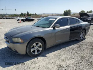 2011 Dodge Charger SE z VIN 2B3CL3CG7BH598036, wystawiony jako Copart lot #61670495 z przebiegiem 212 988 mil mil oraz Czysty tytuł • Clean title. Historia ofert i sprzedaży dostępna na DreamBid. Obrazek 1.