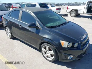 2015 Chevrolet Sonic LTZ z VIN 1G1JE5SB7F4101368, wystawiony jako IAAI lot #41742156 z przebiegiem 143 865 mil mil oraz . Historia ofert i sprzedaży dostępna na DreamBid. Obrazek 1.