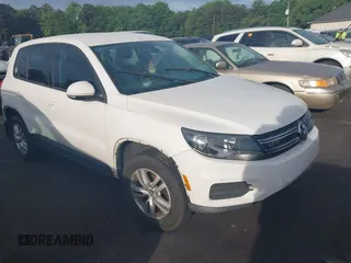 2013 Volkswagen Tiguan SE z VIN WVGAV7AX4DW555154, wystawiony jako IAAI lot #42200452 z przebiegiem 190 745 mil mil oraz . Historia ofert i sprzedaży dostępna na DreamBid. Obrazek 1.
