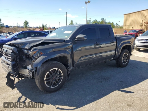 2024 Toyota Tacoma SR5 z VIN 3TMLB5JN2RM017259, wystawiony jako Copart lot #47946465 z przebiegiem 29 596 mil mil oraz Szkoda całkowita • Salvage title. Historia ofert i sprzedaży dostępna na DreamBid. Obrazek 1.