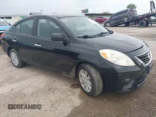 2013 Nissan Versa S Plus z VIN 3N1CN7AP6DL873962, wystawiony jako IAAI lot #42458281 z przebiegiem 212 225 mil mil oraz . Historia ofert i sprzedaży dostępna na DreamBid. Obrazek 1.