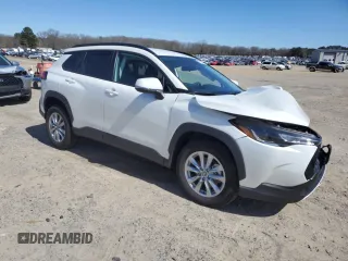 2023 Toyota Corolla Cross LE z VIN 7MUCAAAG5PV052829, wystawiony jako Copart lot #47858245 z przebiegiem 8490 mil mil oraz Szkody całkowita. Historia ofert i sprzedaży dostępna na DreamBid. Obrazek 4.