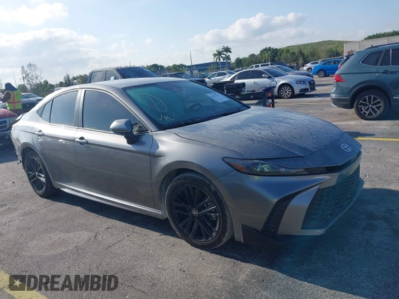 2025 Toyota Camry LE z VIN 4T1DAACK0SU500801, wystawiony jako IAAI lot #42123753 z przebiegiem 11 742 mil mil oraz . Historia ofert i sprzedaży dostępna na DreamBid. Obrazek 1.