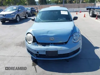 2015 Volkswagen Beetle Fleet Edition z VIN 3VWF17AT6FM639589, wystawiony jako IAAI lot #42538753 z przebiegiem 104 935 mil mil oraz . Historia ofert i sprzedaży dostępna na DreamBid. Obrazek 12.