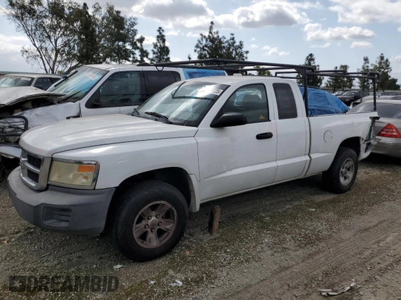 2008 Dodge Dakota z VIN 1D3HE32KX8S525837, wystawiony jako Copart lot #53922725 z przebiegiem 138 810 mil mil oraz Szkoda całkowita • Salvage title. Historia ofert i sprzedaży dostępna na DreamBid. Obrazek 1.