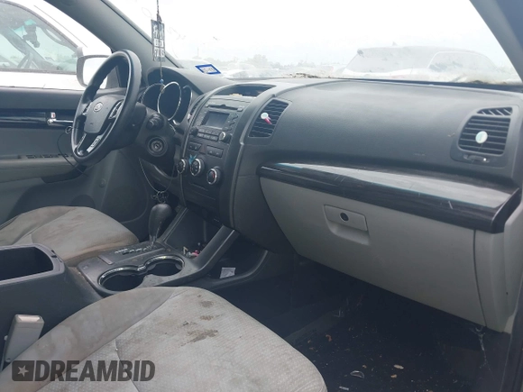 2012 Kia Sorento LX z VIN 5XYKT3A18CG201670, wystawiony jako IAAI lot #42305664 z przebiegiem 192 170 mil mil oraz . Historia ofert i sprzedaży dostępna na DreamBid. Obrazek 5.