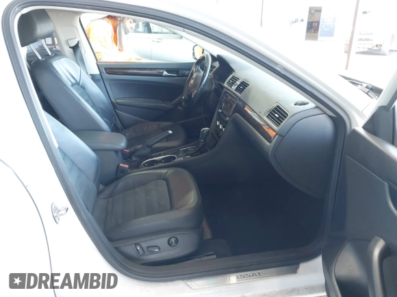 2015 Volkswagen Passat SEL Premium z VIN 1VWCV7A39FC036953, wystawiony jako IAAI lot #42181825 z przebiegiem 118 040 mil mil oraz . Historia ofert i sprzedaży dostępna na DreamBid. Obrazek 5.