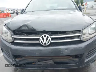 2013 Volkswagen Touareg Exec z VIN WVGEP9BP7DD010339, wystawiony jako IAAI lot #41094662 z przebiegiem 91 280 mil mil oraz . Historia ofert i sprzedaży dostępna na DreamBid. Obrazek 6.