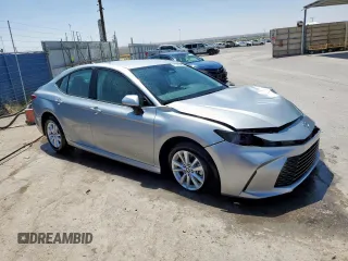 2025 Toyota Camry LE z VIN 4T1DAACKXSU033239, wystawiony jako Copart lot #58013215 z przebiegiem 17 008 mil mil oraz Czysty tytuł • Clean title. Historia ofert i sprzedaży dostępna na DreamBid. Obrazek 4.