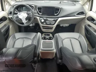 2024 Chrysler Pacifica Hybrid Select with VIN 2C4RC1S7XRR130577, listed as a Copart auction lot 58790055 with 30,530 mi miles and Clean title. Bid and sale history available at DreamBid. Image 8.