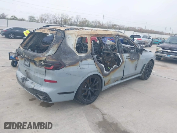2024 BMW X7 xDrive40i z VIN 5UX23EM08R9W15958, wystawiony jako IAAI lot #41129800 z przebiegiem Nie podano mil oraz . Historia ofert i sprzedaży dostępna na DreamBid. Obrazek 4.
