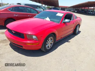 2008 Ford Mustang Deluxe z VIN 1ZVHT80N285196572, wystawiony jako IAAI lot #42457986 z przebiegiem 201 327 mil mil oraz . Historia ofert i sprzedaży dostępna na DreamBid. Obrazek 2.