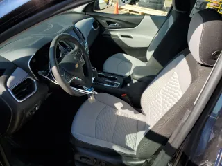 2021 Chevrolet Equinox LS z VIN 3GNAXHEVXMS146091, wystawiony jako Copart lot #55772595 z przebiegiem 53 215 mil mil oraz Szkoda całkowita • Salvage title. Historia ofert i sprzedaży dostępna na DreamBid. Obrazek 7.