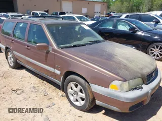 1998 Volvo V70 XC with VIN YV1LZ5646W2443819, listed as a IAAI auction lot 41977494 with 138,922 mi miles. Bid and sale history available at carsss.com. Image 1.
