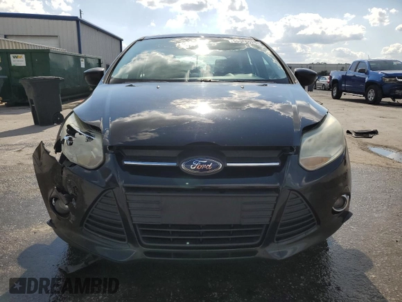 2012 Ford Focus SE z VIN 1FAHP3K28CL420113, wystawiony jako Copart lot #56986925 z przebiegiem 87 381 mil mil oraz Szkoda całkowita • Salvage title. Historia ofert i sprzedaży dostępna na DreamBid. Obrazek 5.
