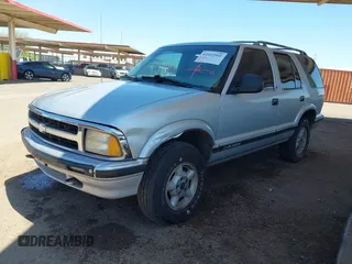 1997 Chevrolet Blazer LS z VIN 1GNDT13W0V2186110, wystawiony jako IAAI lot #42422561 z przebiegiem 233 189 mil mil oraz . Historia ofert i sprzedaży dostępna na DreamBid. Obrazek 2.