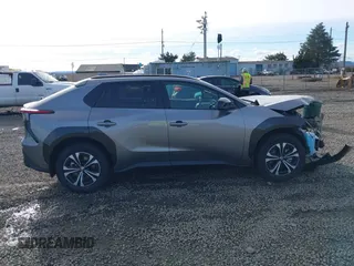 2024 Toyota bZ4X XLE z VIN JTMABACA2RA069207, wystawiony jako IAAI lot #41632667 z przebiegiem 7329 mil mil oraz . Historia ofert i sprzedaży dostępna na DreamBid. Obrazek 14.