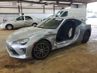 2020 Toyota 86 z VIN JF1ZNAA18L8753311, wystawiony jako Copart lot #51328025 z przebiegiem 72 933 mil mil oraz Szkoda całkowita • Salvage title. Historia ofert i sprzedaży dostępna na DreamBid. Obrazek 1.