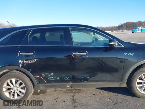 2018 Kia Sorento LX with VIN 5XYPG4A34JG431818, listed as a IAAI auction lot 40997995 with 141,886 mi miles. Bid and sale history available at carsss.com. Image 13.