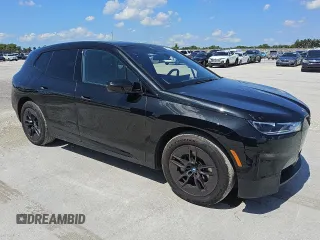 2025 BMW iX xDrive50 z VIN WB523CF07SCS14148, wystawiony jako Copart lot #56604525 z przebiegiem 15 821 mil mil oraz Tytuł czysty. Historia ofert i sprzedaży dostępna na DreamBid. Obrazek 4.