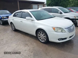 2008 Toyota Avalon XL z VIN 4T1BK36B68U315625, wystawiony jako IAAI lot #42286359 z przebiegiem 205 394 mil mil oraz . Historia ofert i sprzedaży dostępna na DreamBid. Obrazek 1.
