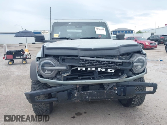 2022 Ford Bronco z VIN 1FMEE5DP3NLB31811, wystawiony jako IAAI lot #42303650 z przebiegiem 43 636 mil mil oraz . Historia ofert i sprzedaży dostępna na DreamBid. Obrazek 6.