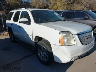 2008 GMC Yukon Denali with VIN 1GKEC63808J205510, listed as a IAAI auction lot 41490902 with 318,027 mi miles. Bid and sale history available at carsss.com. Image 1.