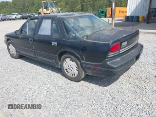 1996 Oldsmobile Cutlass Supreme S z VIN 1G3WH52M2TF363353, wystawiony jako IAAI lot #41955292 z przebiegiem 143 347 mil mil oraz . Historia ofert i sprzedaży dostępna na DreamBid. Obrazek 3.