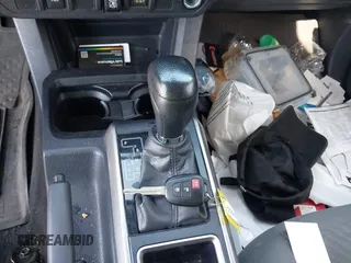 2022 Toyota Tacoma SR5 z VIN 3TMBZ5DN5NM036322, wystawiony jako IAAI lot #42437939 z przebiegiem 77 805 mil mil oraz . Historia ofert i sprzedaży dostępna na DreamBid. Obrazek 11.